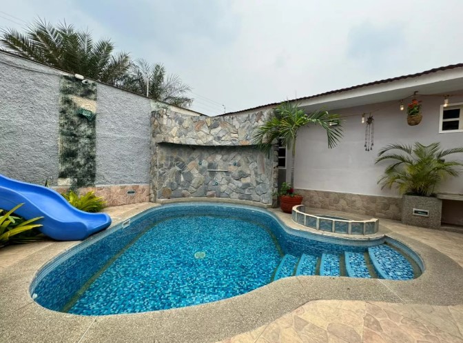 Stately Family Residence in Trigal Norte - Casa en El Trigal Norte